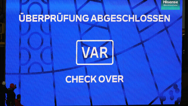 VAR-Protest in Norwegen: Fans werfen Fischlaibchen aufs Feld