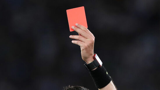 Goalie attackiert eigenen Mitspieler - Rot!