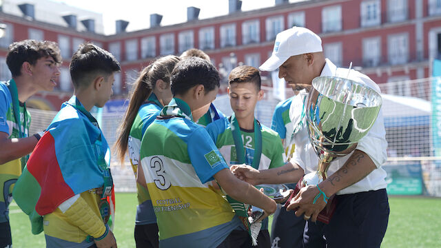 Carlos zeichnet Football-for-Friendship-Sieger aus