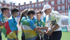 Carlos zeichnet Football-for-Friendship-Sieger aus