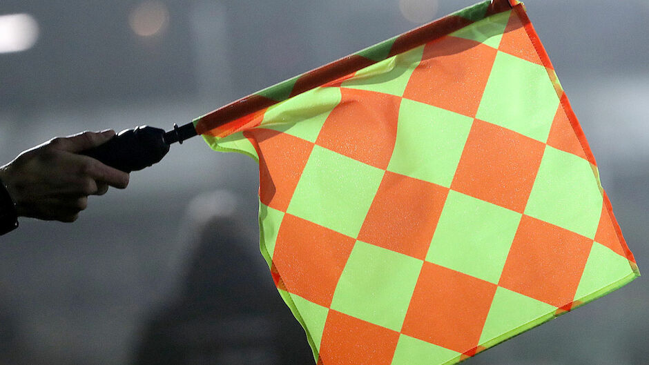 FIFA denkt über eine Änderung der Abseitsregel nach ...