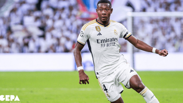 David Alaba signiert sein Auswärts-Trikot von Real Madrid