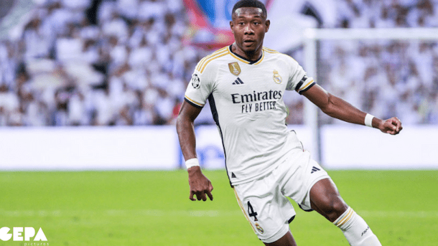 David Alaba signiert sein Auswärts-Trikot von Real Madrid