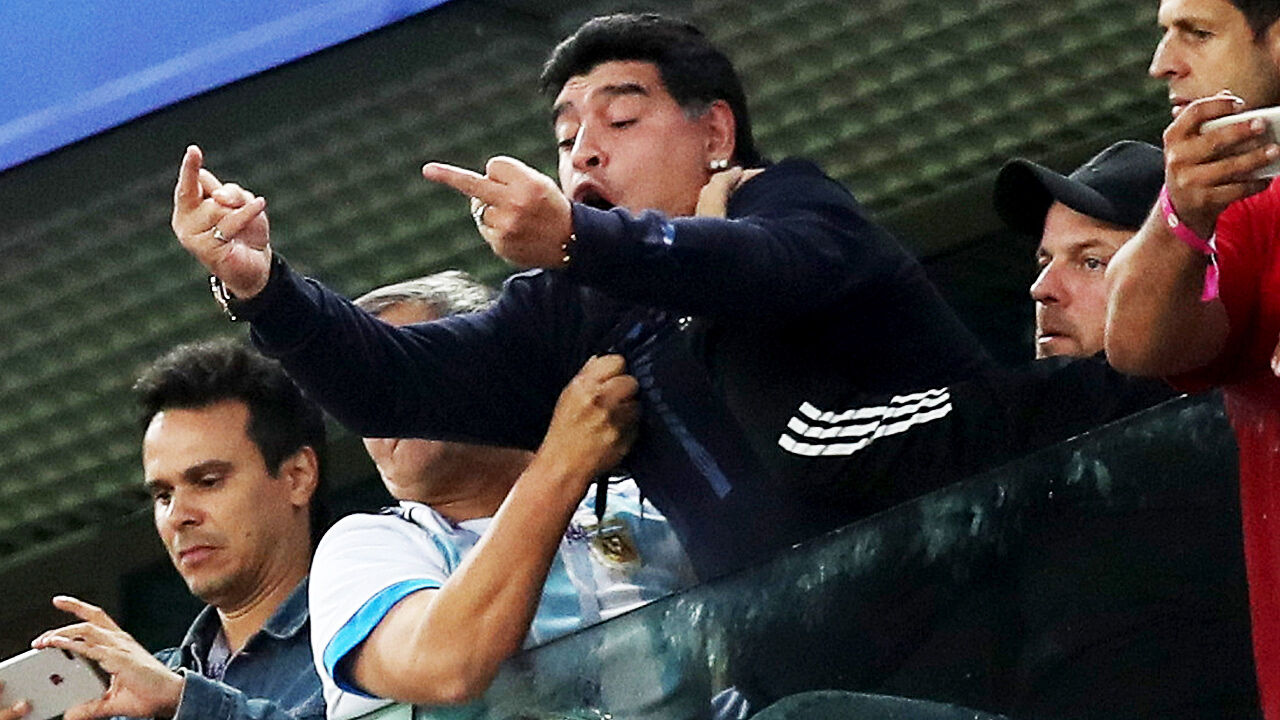 Mittelfinger-Eklat und Poserei! Maradonas kranke Show ...
