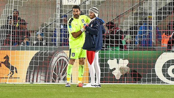 Buffon gibt Autogramm während des Spiels