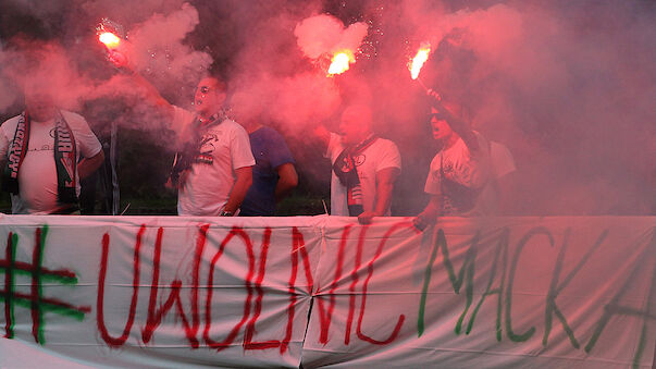 Hooligans prügeln auf Legia-Spieler ein