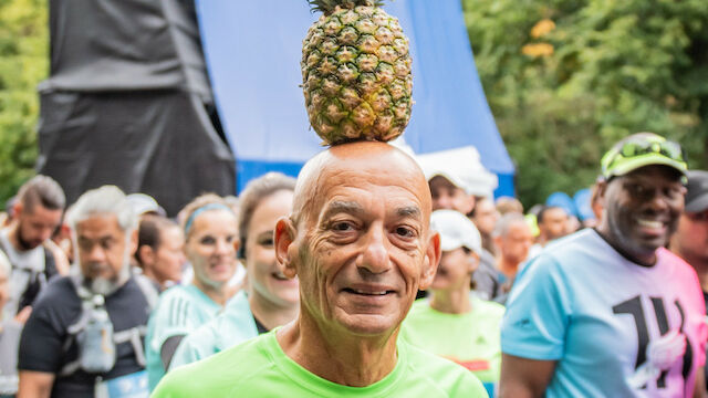 Kurios! 70-Jähriger läuft Berlin-Marathon mit Ananas am Kopf