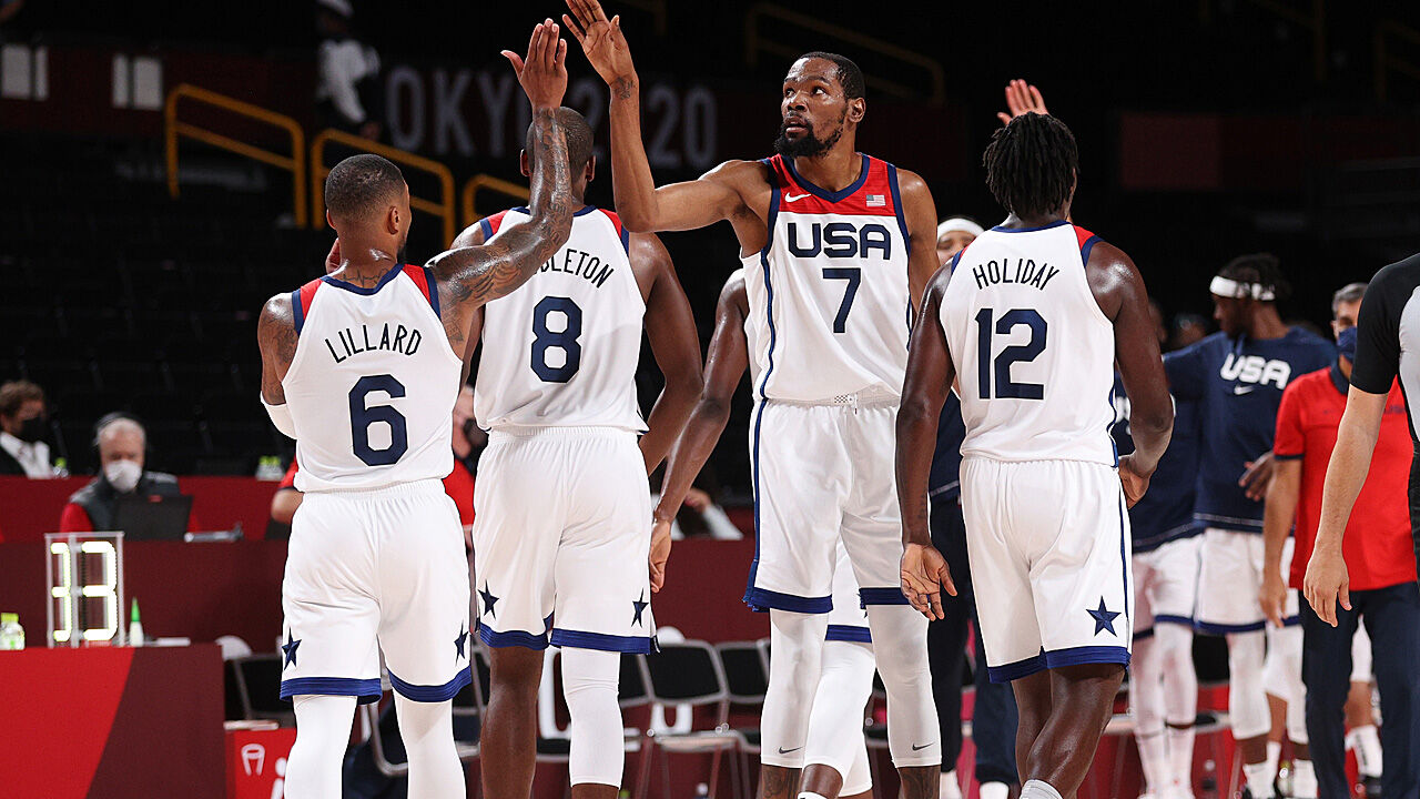 US-Basketballer fertigen Tschechien ab, stehen im ...
