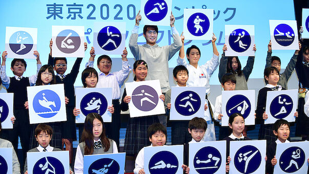 Marathon und Gehen in Tokio am frühen Morgen