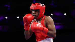 Historie! Boxerin gewinnt Medaille für Flüchtlingsteam