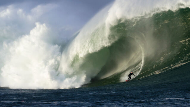 Geniale Bilder! Surfer reitet auf Monsterwelle