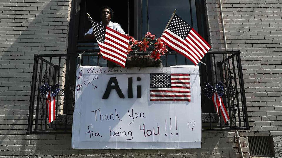 Tausende begleiten Alis Trauerzug