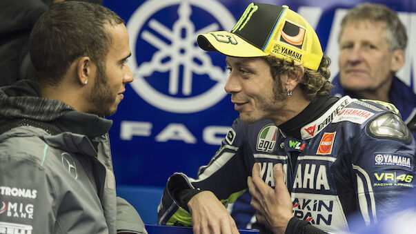 Hamilton und Rossi tauschen bei Show Fahrzeuge 