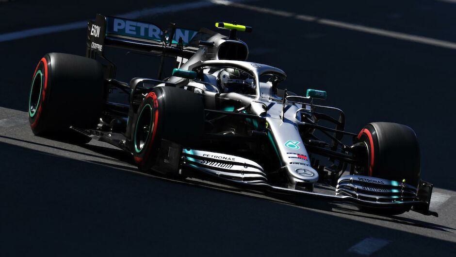 Formel 1: Bottas sticht Hamilton in Baku-Qualifying aus ...
