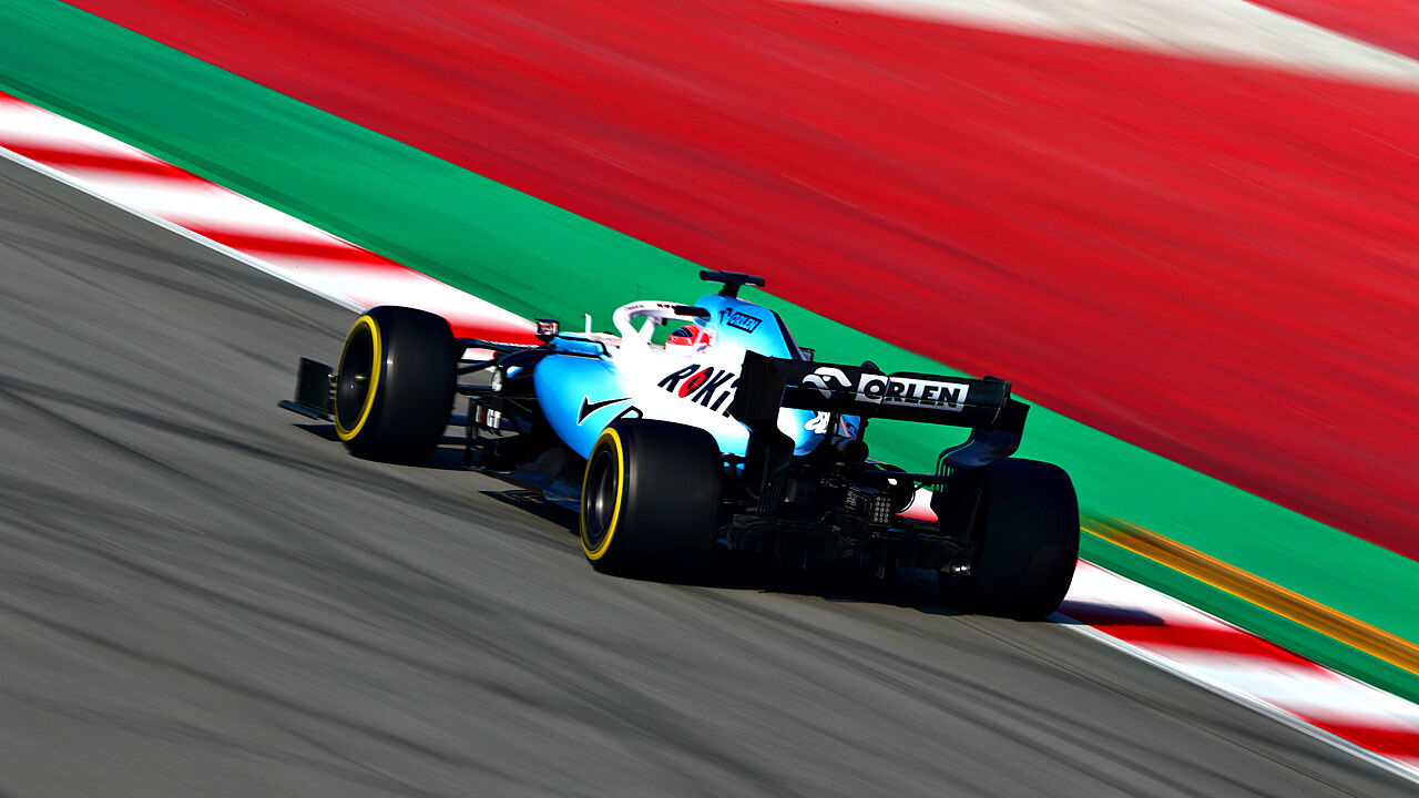 Es ist für mich schwierig zu sagen, wie sehr sich das auto im vergleich zu meinem letzten einsatz in barcelona verändert hat. Kubica Formel 1 . Beinahe Crash Von Robert Kubica Bei F1 Test In Barcelona Motorsport Formel 1