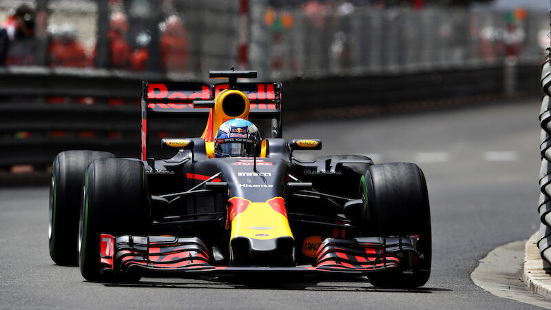 2016 - Ricciardo kommt zur Box - doch wo sind die Reifen?