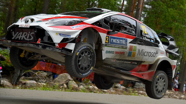 Crash von Ogier, Rookie führt in Finnland