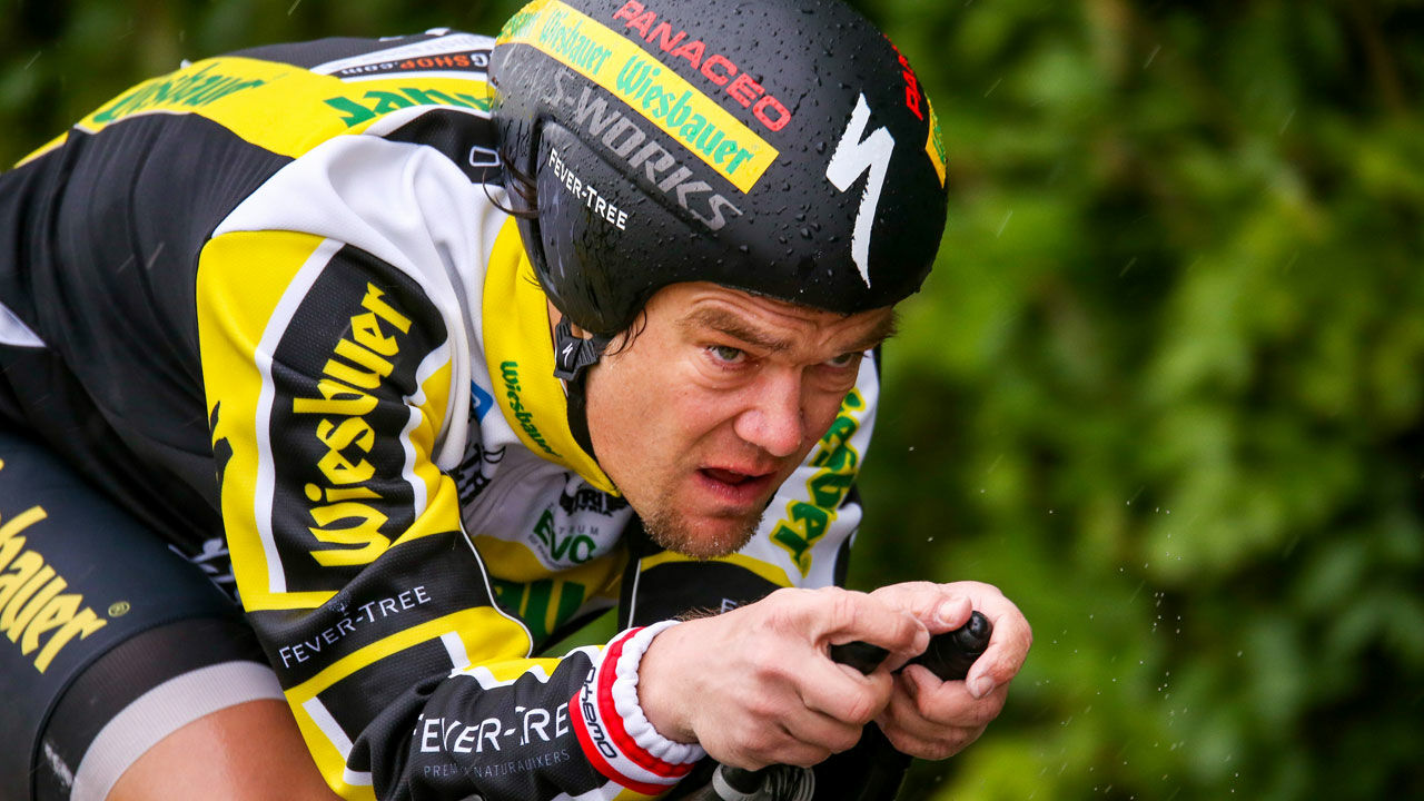 Christoph Strasser knackt 24-Stunden-Weltrekord am Rad ...