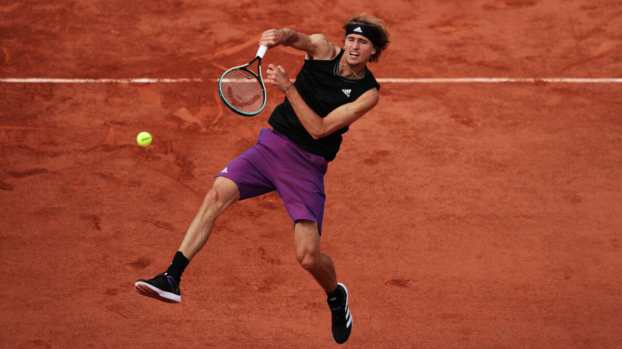 French Open: Zverev mit Mühe in 2. Runde, Tsitsipas siegt ...