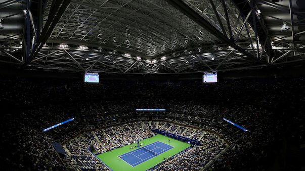 Dach im Arthur Ashe Stadium erstmals geschlossen