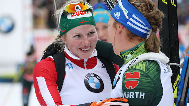 Biathletin Lisa Hauser zeigt in Antholz auf