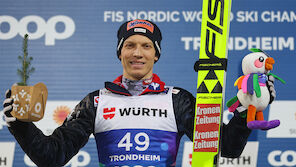 Bronzener Hörl: Medaille in der Hand 
