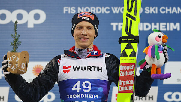 Bronzener Hörl: Medaille in der Hand 
