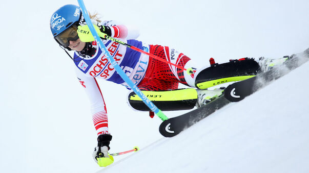 Aufholjagd! Schild im Levi-Slalom am Podest