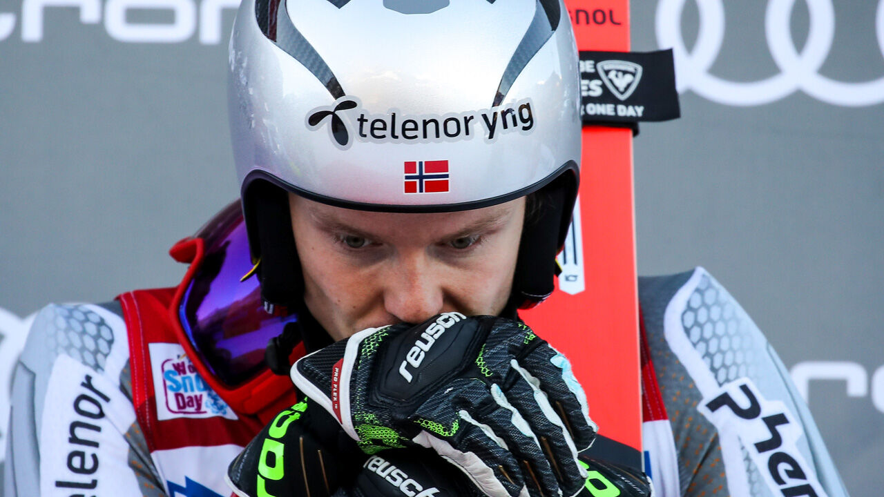 Henrik Kristoffersen nach Unfall auf Krücken unterwegs ...