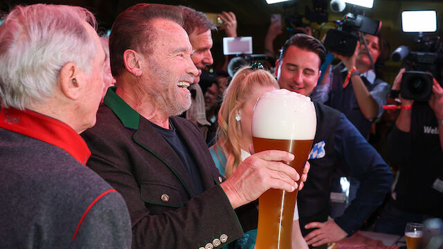 "Arnie" einmal mehr schwer "in love" mit der Weißwurst