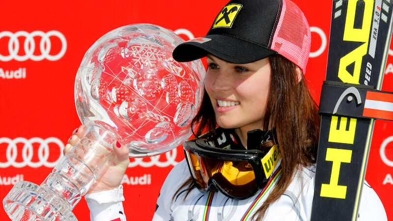 2013/14 strahlt Hirschers Schulkollegin Anna Veith mit der Kugel