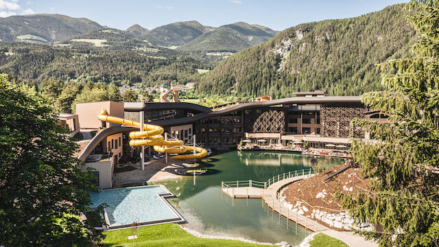 Urlaub am Natursee und in Südtirols coolster Hotel-Badewelt