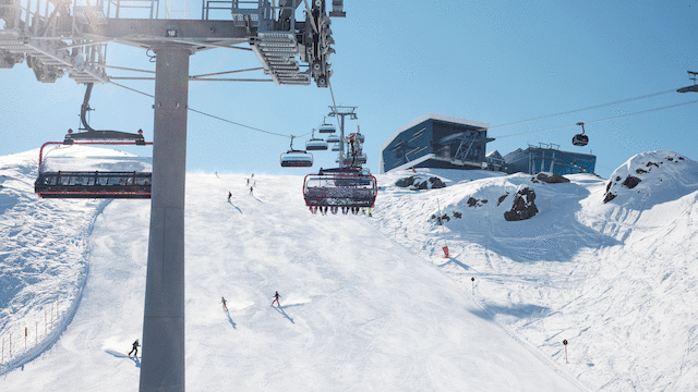 Schnee, Sonne und Skispaß: Wo die Pisten noch geöffnet sind