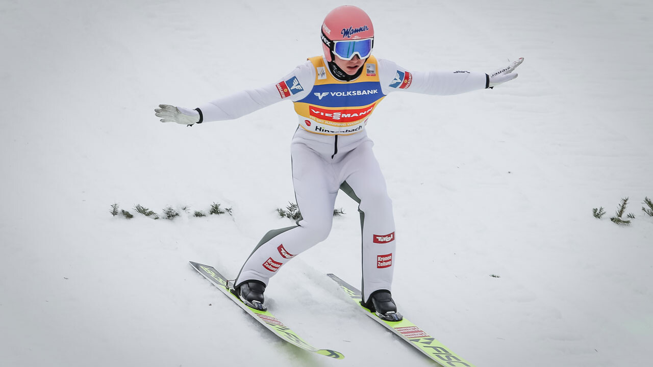 Skispringen Kramer in Hinzenbach von Platz 10 noch aufs Podest