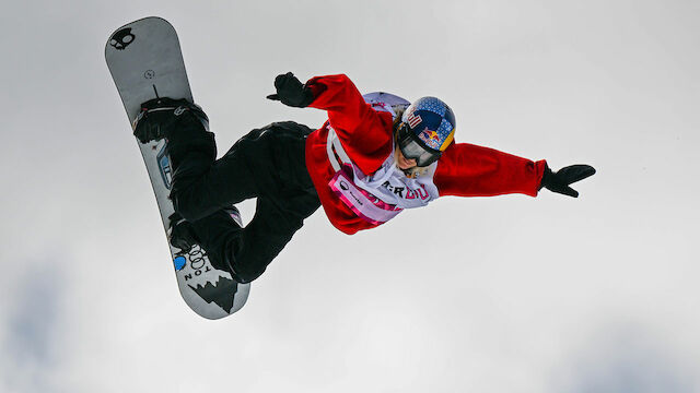 Anna Gasser beim Big-Air-Auftakt in Chur am Podium