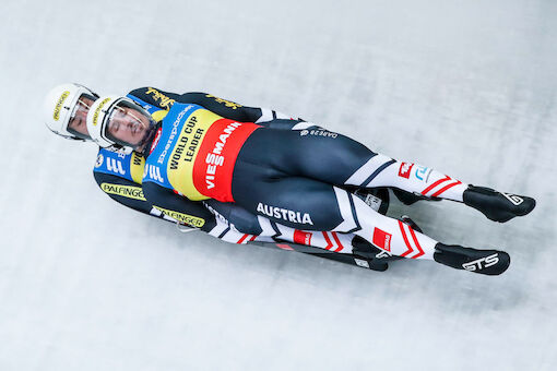 ÖRV-Asse rodeln in Oberhof am Podest vorbei