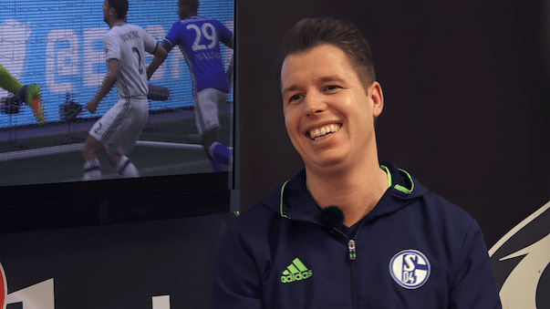Österreichischer FIFA-Pro im Schalke-Trikot