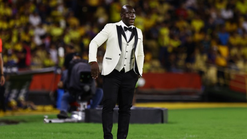 Im Smoking an der Seitenlinie: Coach sorgt für Aufsehen