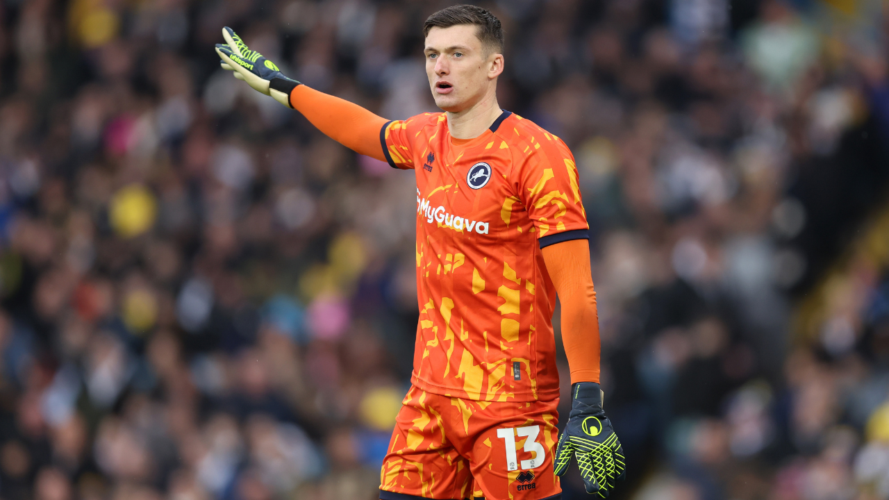 Dicke Strafe für Millwall-Goalie nach Horror-Tritt