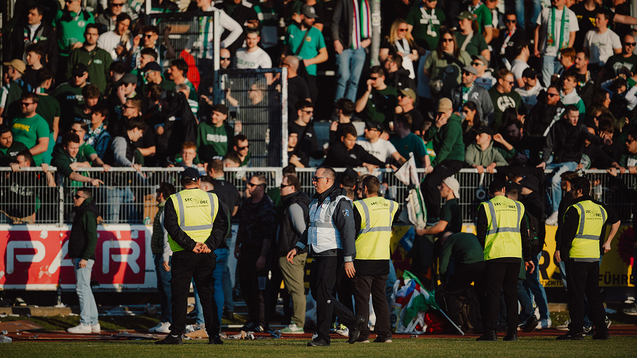 Ausschreitungen zwischen Rapid-Fans und Polizei in Hartberg