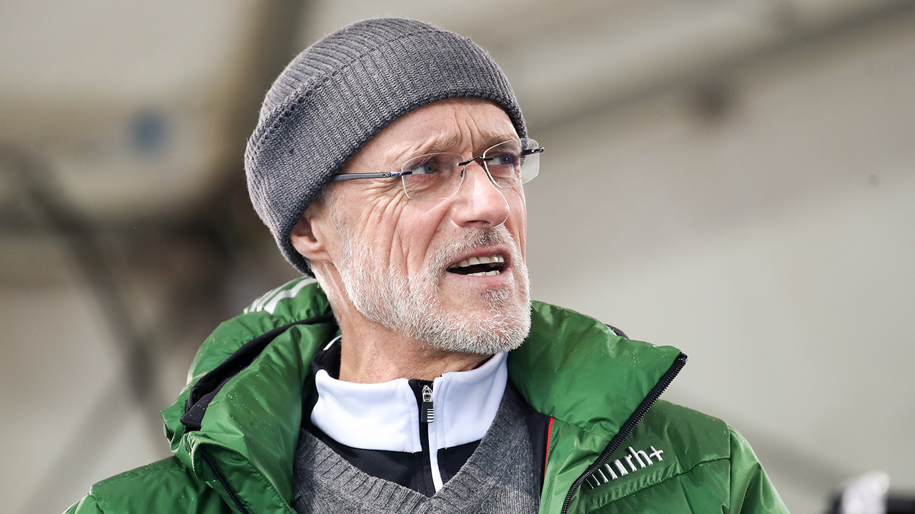 "Richtiger Totalschaden" - Scharfe Kritik nach Anzug-Skandal