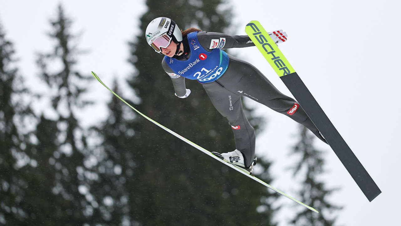 NOK: Frauen feiern in Oslo Premiere von der Großschanze