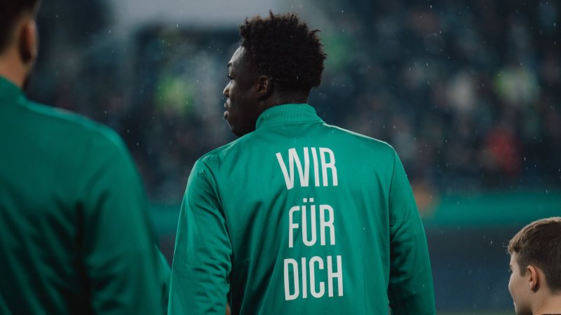 Rapid versteigerte Burgstaller-Jacken für guten Zweck