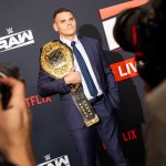 Stadthalle bebt! WWE-Star Gunther siegt und singt Ambros-Hit