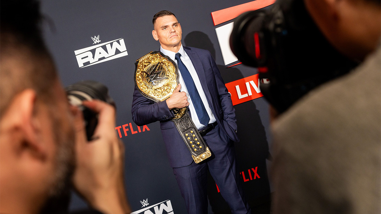 Stadthalle bebt! WWE-Star Gunther siegt und singt Ambros-Hit