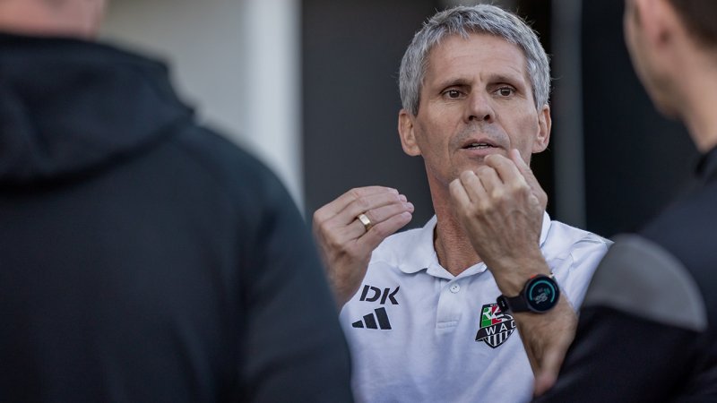 Didi Kühbauer sieht gegen Sturm Graz Rot!