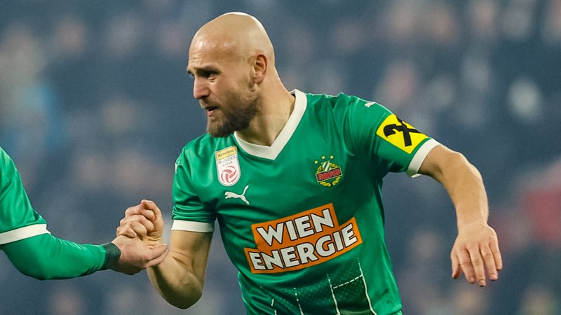 Kurios! Ausgewechselter Grgic stürmt aufs Feld - sieht Rot