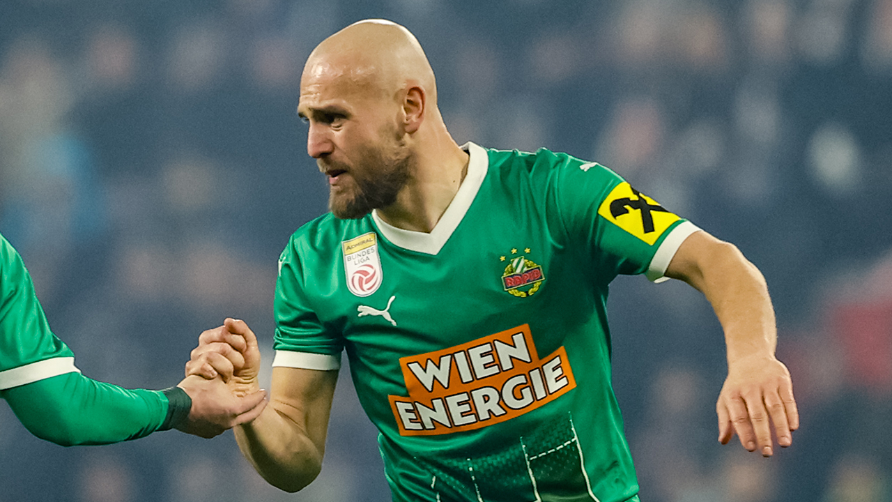 Kurios! Ausgewechselter Grgic stürmt aufs Feld - sieht Rot