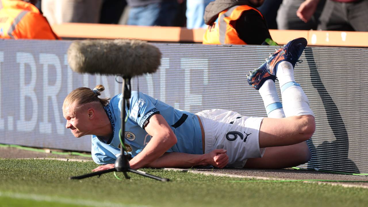 Auf Krücken! ManCity muss um Haaland bangen