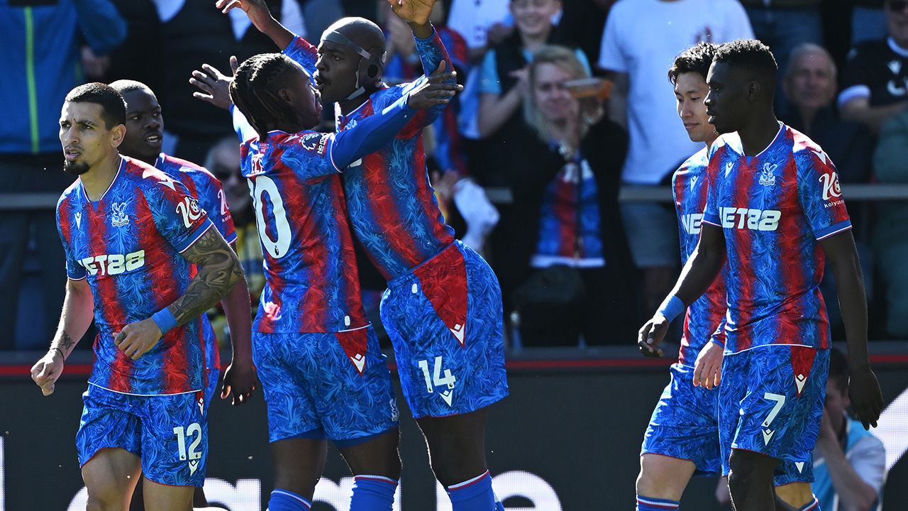 Punkteserie hält! Glasners Elf rettet Sieg in Unterzahl